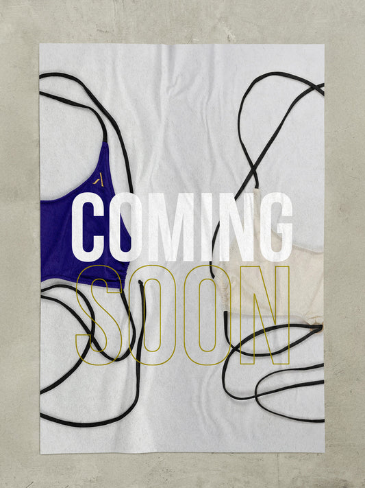 Banner con due top multifunzionale blu e bianco con laccetti neri, perfetto sia come top da pole dance che come bikini da spiaggia o per il fitness.