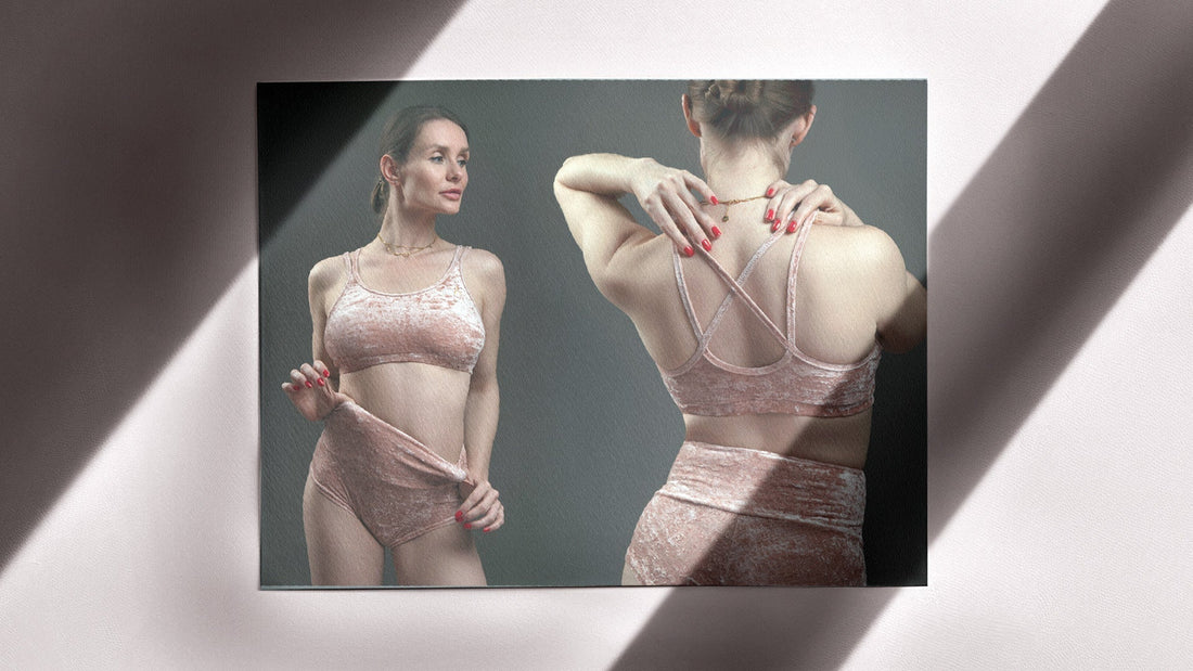 Donna alla prima lezione di pole dance con outfit semplice e funzionale, atmosfera calma e rassicurante.