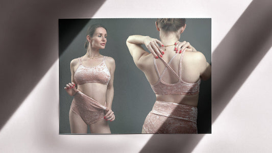 Donna alla prima lezione di pole dance con outfit semplice e funzionale, atmosfera calma e rassicurante.