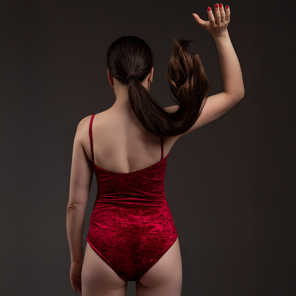 Donna in body da pole dance in velluto rosso