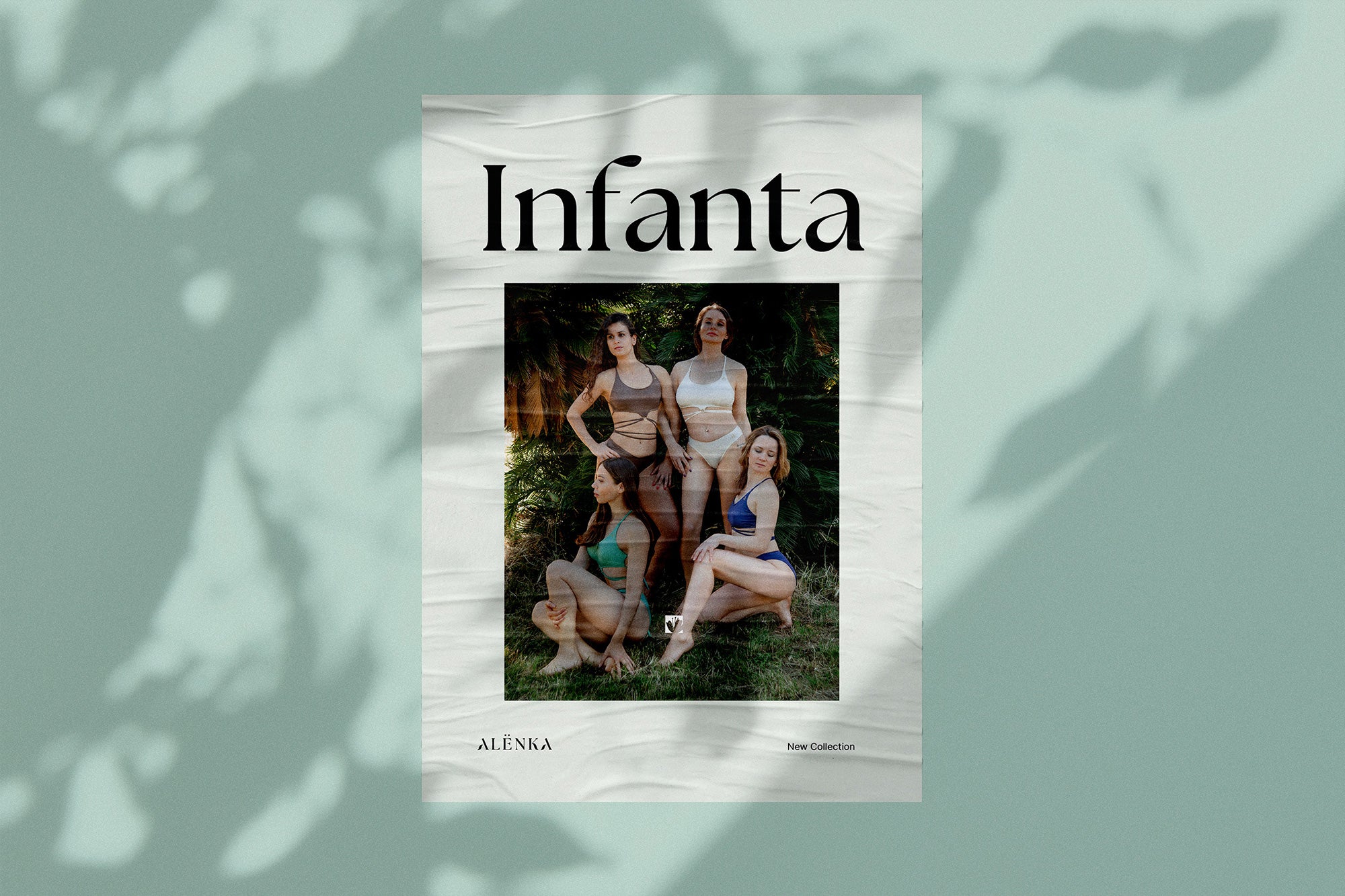 Quattro donne in completi da pole dance di diversi colori, top e pantaloncini, stile swimwear