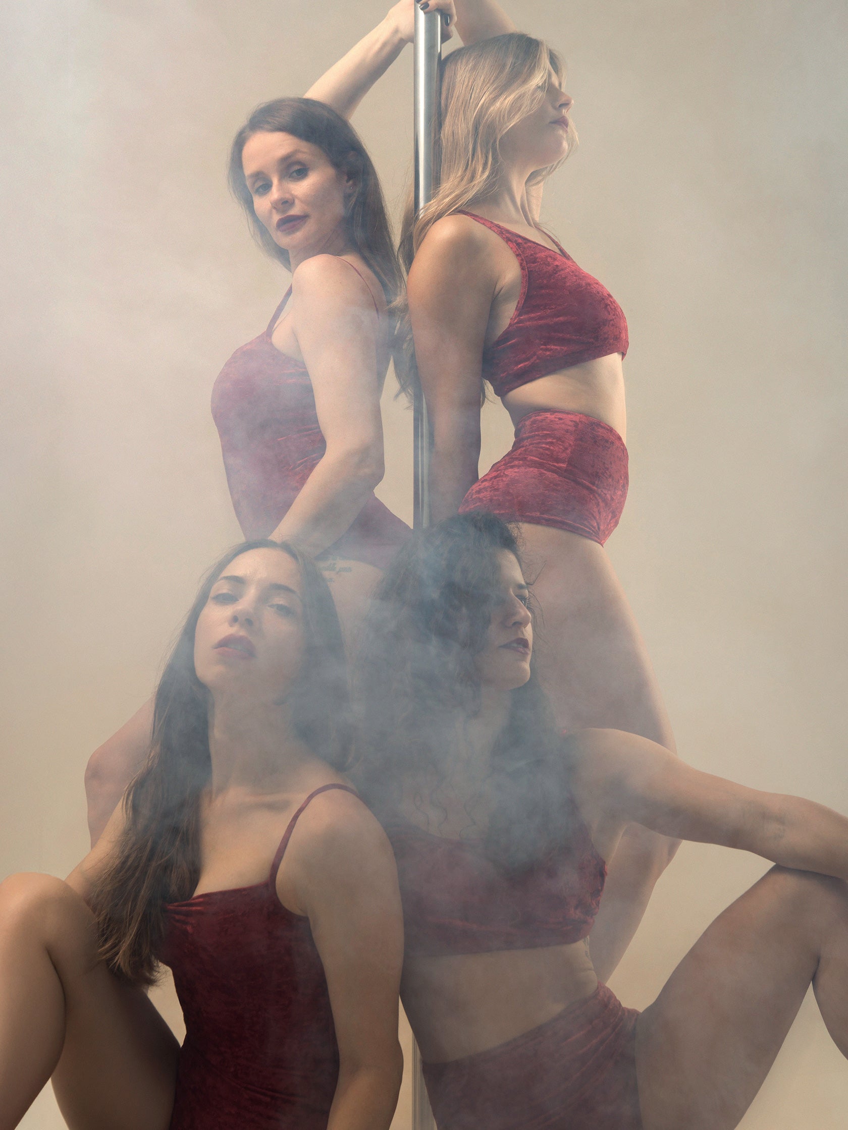 Donne sul palo in set e body da pole dance in velluto rosso, stile lusso