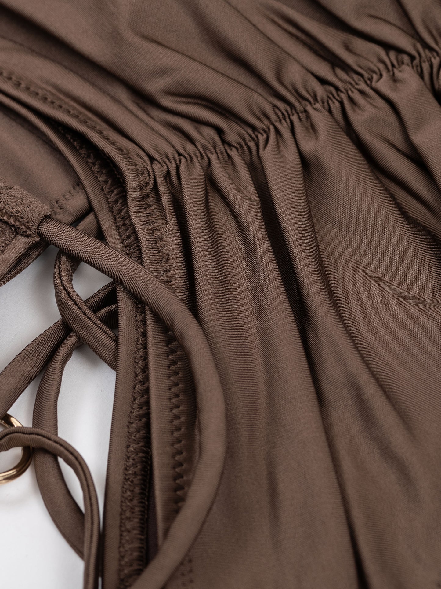 Pantaloncini slip da pole dance marrone con arricciatura sul retro