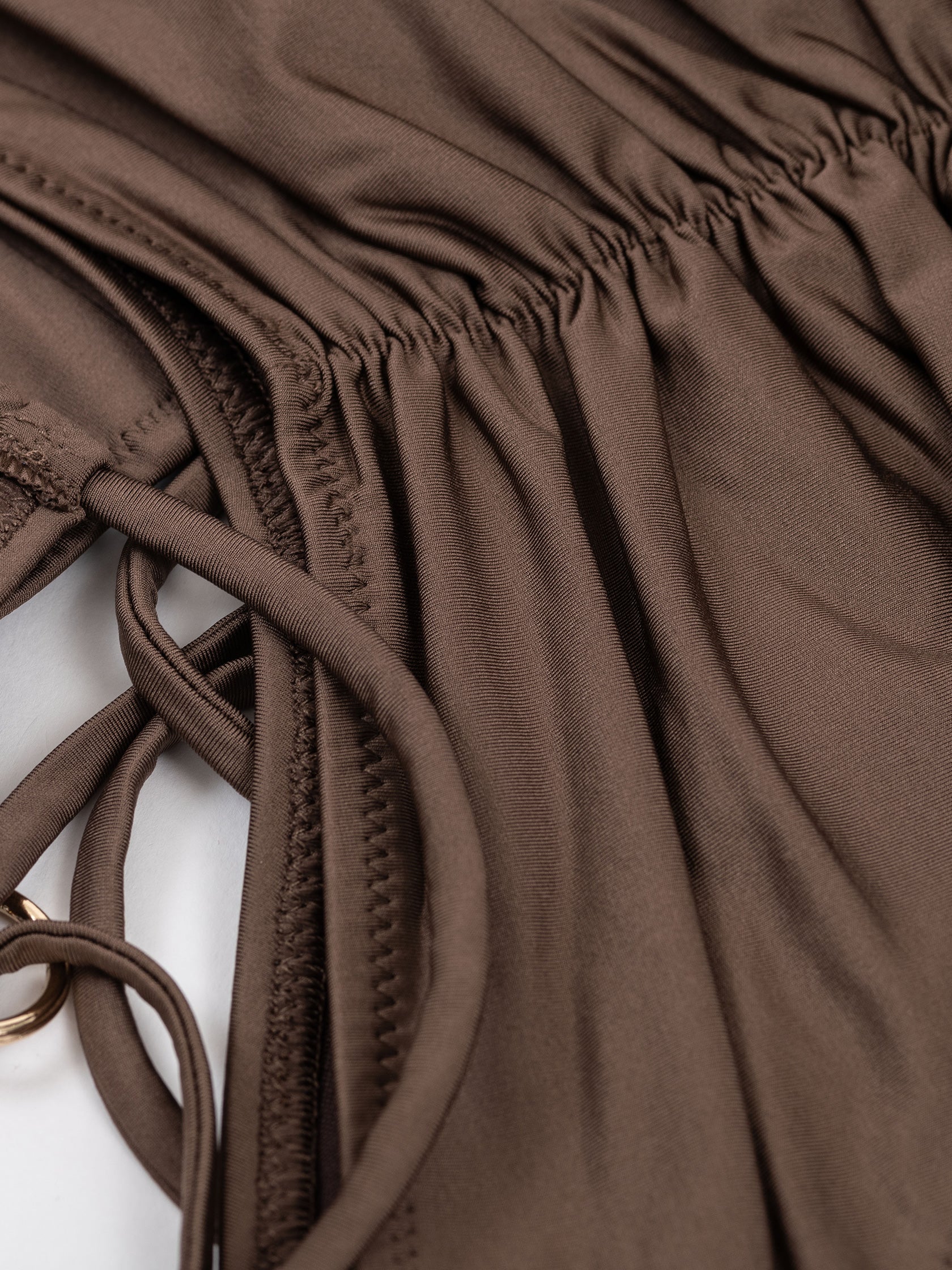 Pantaloncini slip da pole dance marrone con arricciatura sul retro