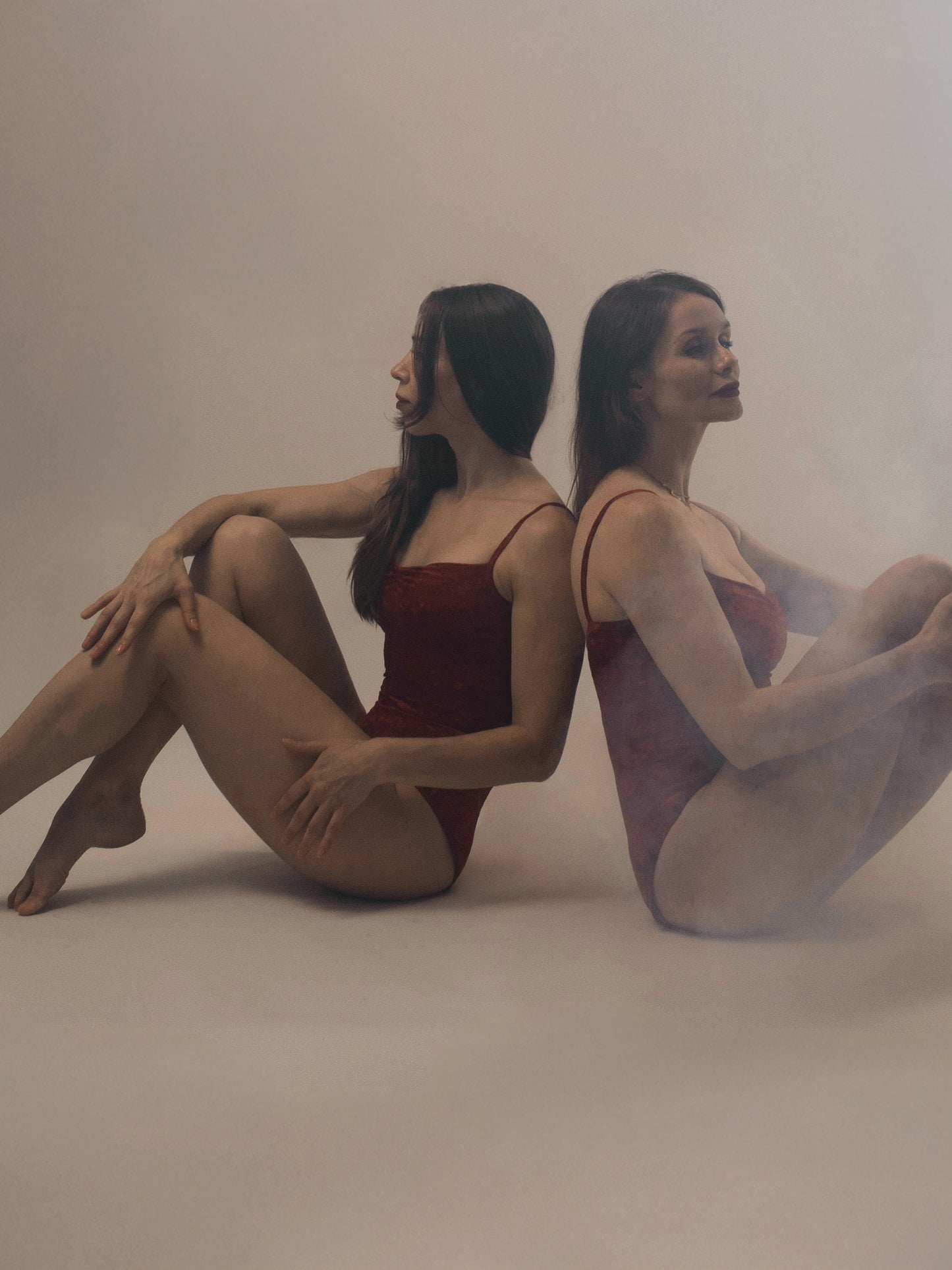 Due donne in body da pole dance in velluto rosso, stile lusso