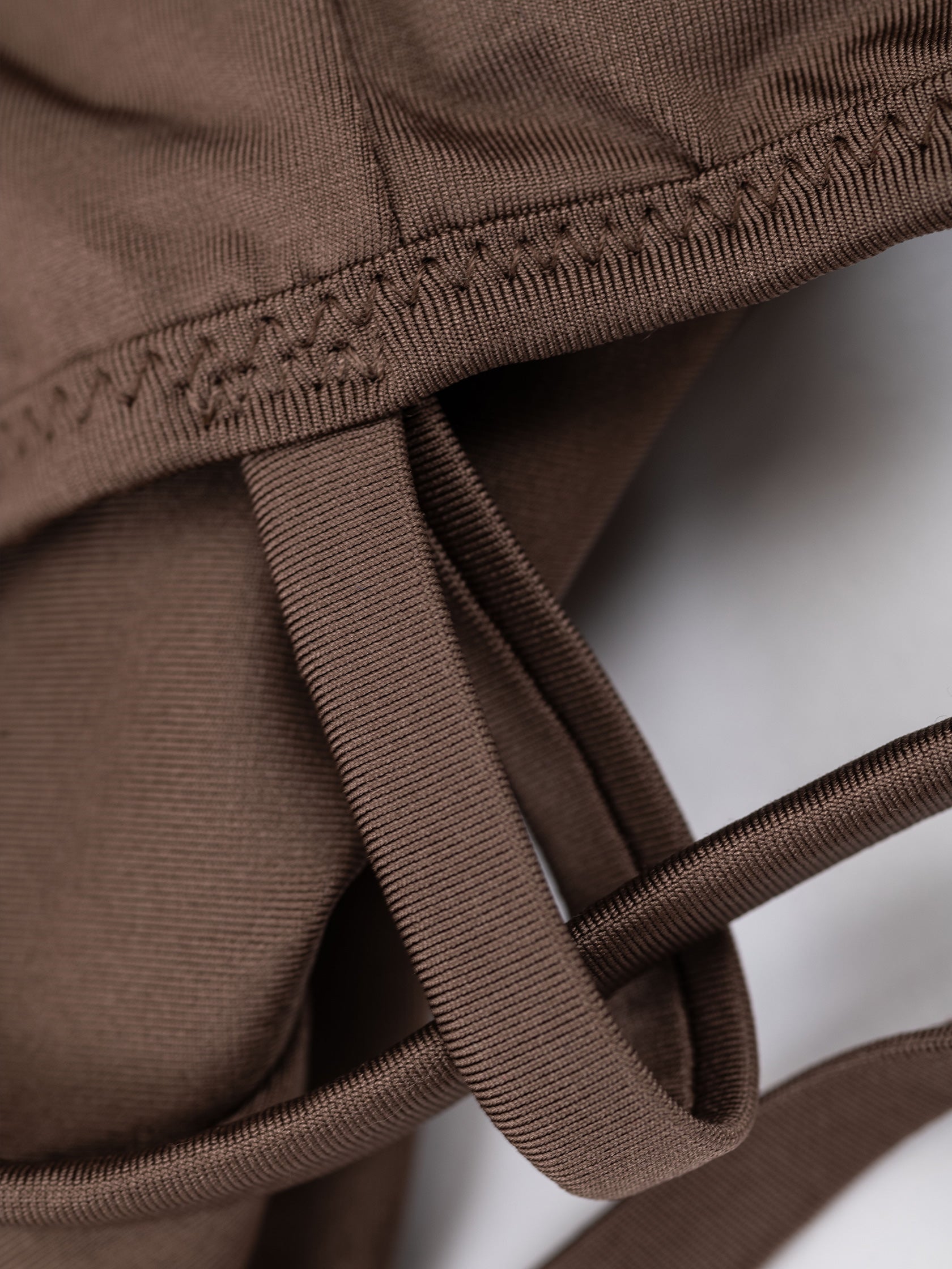 Pantaloncini da pole dance color marrone con cinturini