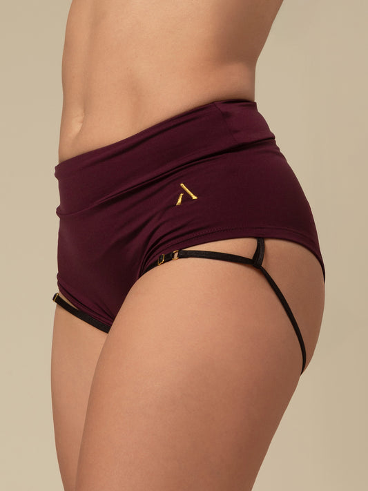 Donna in pantoloncini da pole dance, color vino