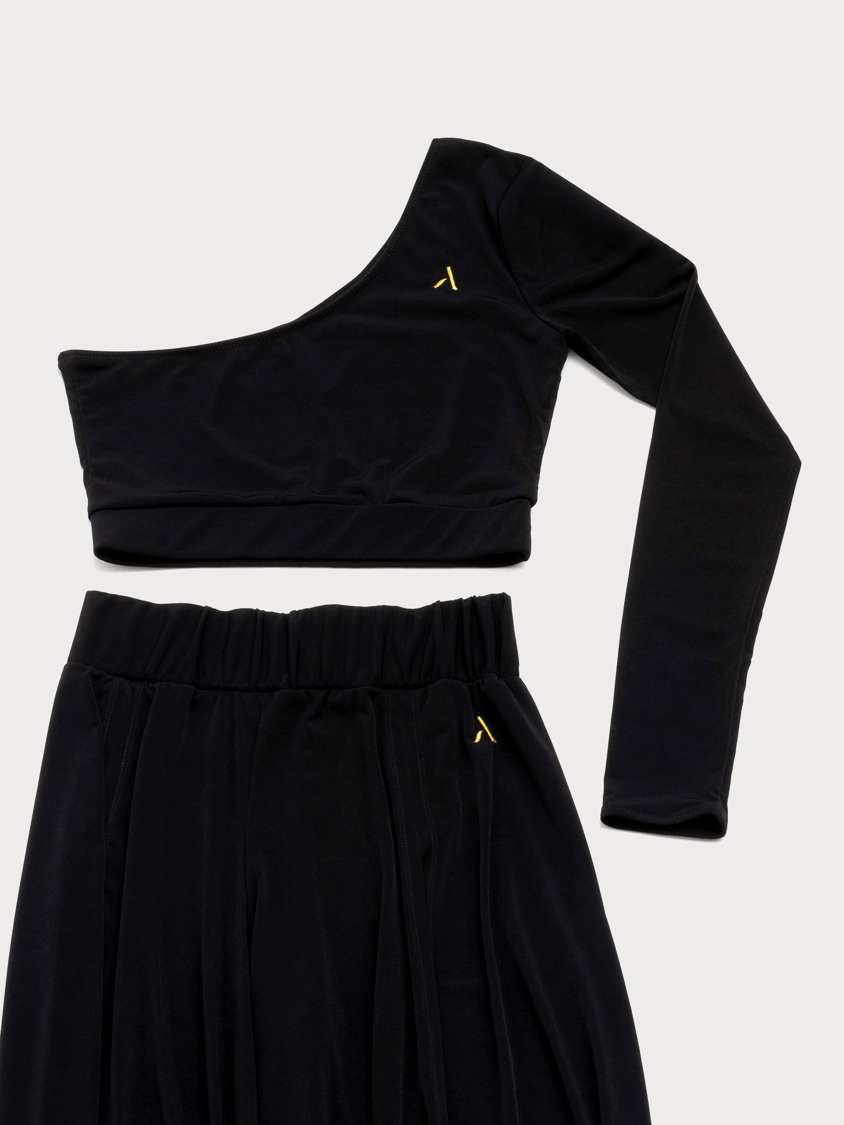 Set da pole dance, top monospalla e pantaloni culotte in jersey color nero