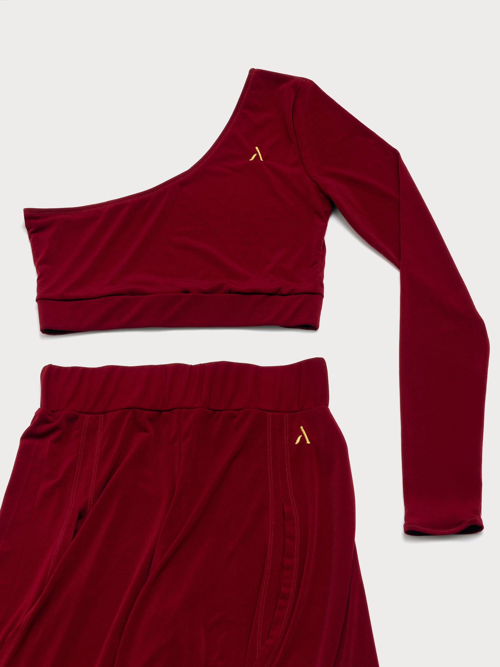 Set da pole dance, top monospalla e pantaloni culotte in jersey color rosso