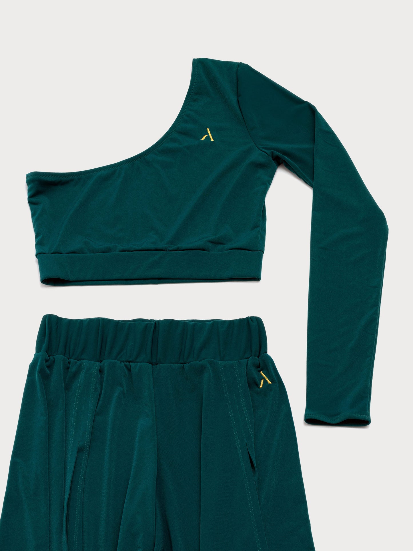 Set da pole dance, top monospalla e pantaloni culotte in jersey color verde