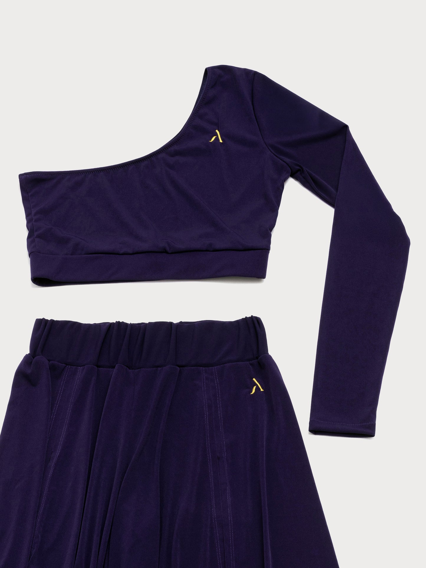 Set da pole dance, top monospalla e pantaloni culotte in jersey color viola