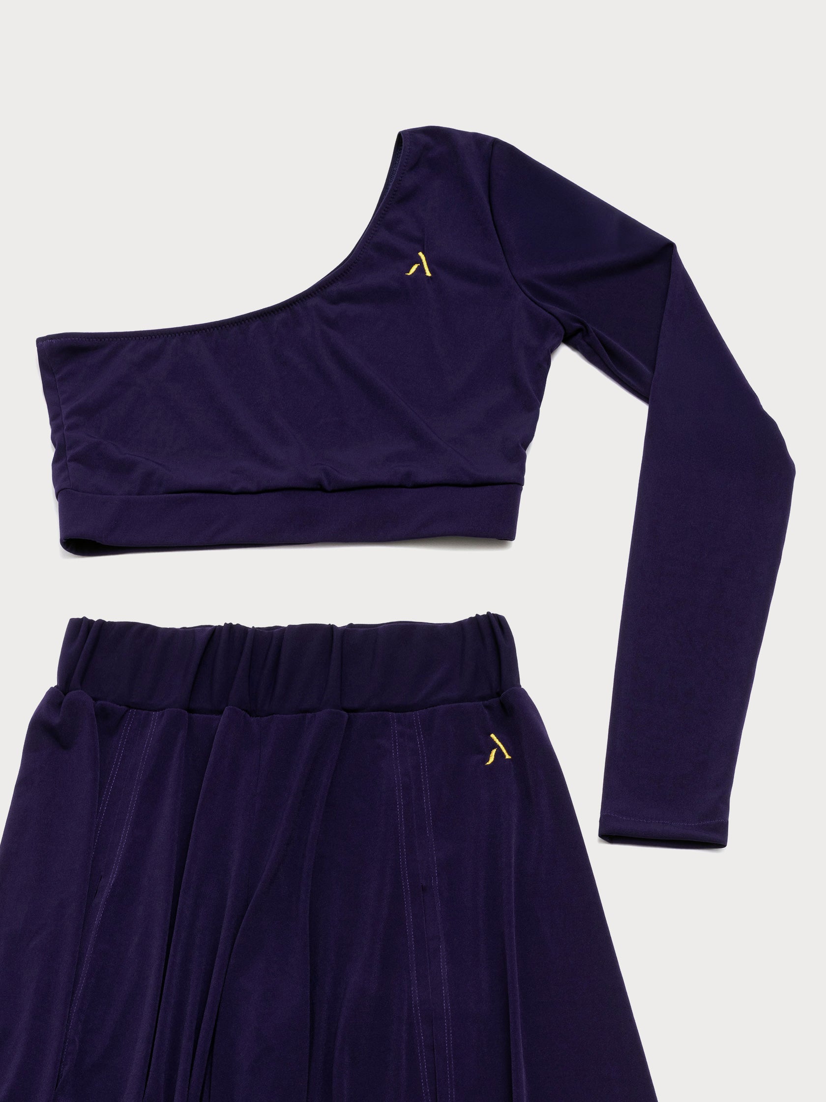 Set da pole dance, top monospalla e pantaloni culotte in jersey color viola