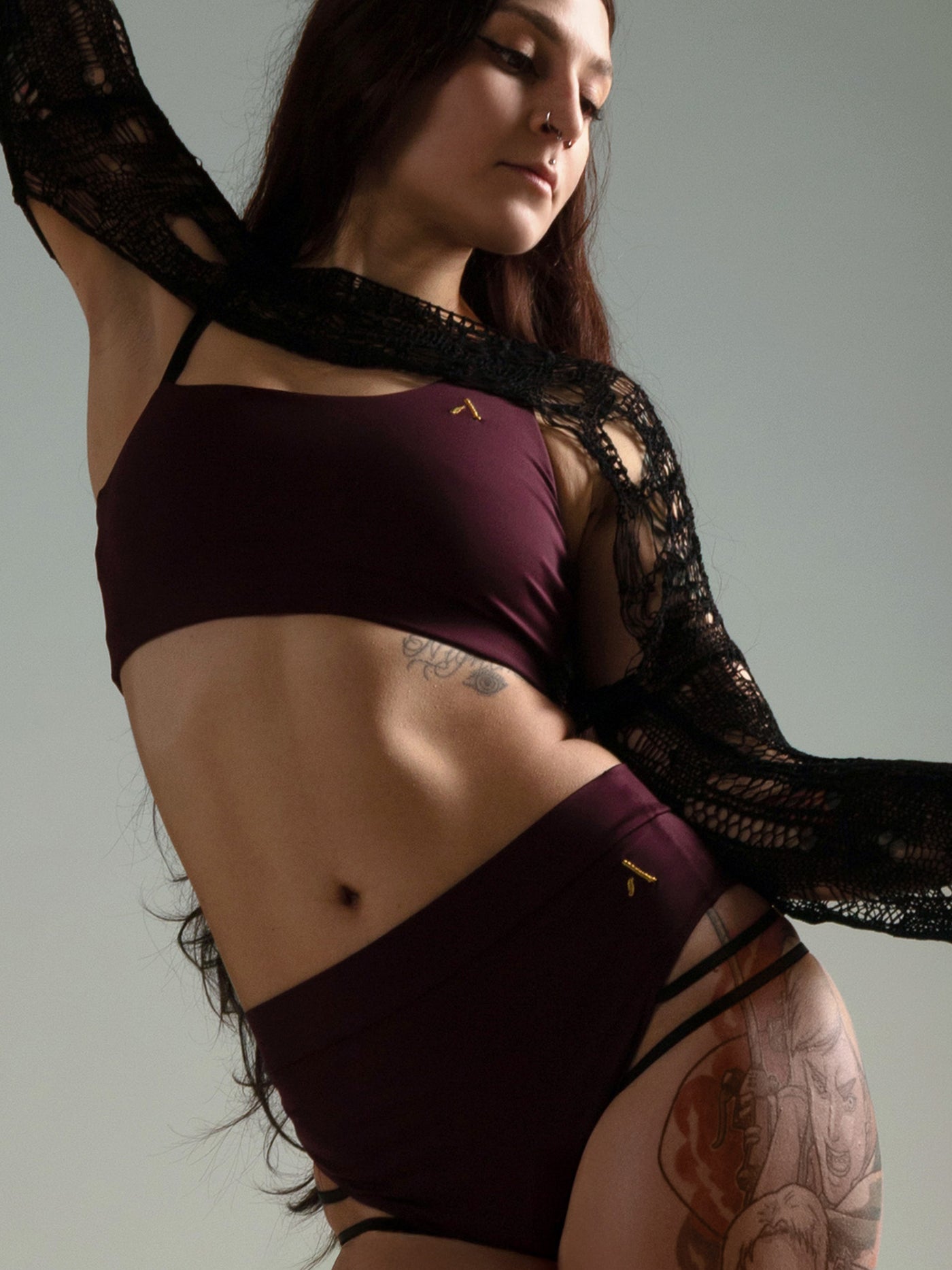 Donna in set da pole dance, top e pantaloncini, color vino