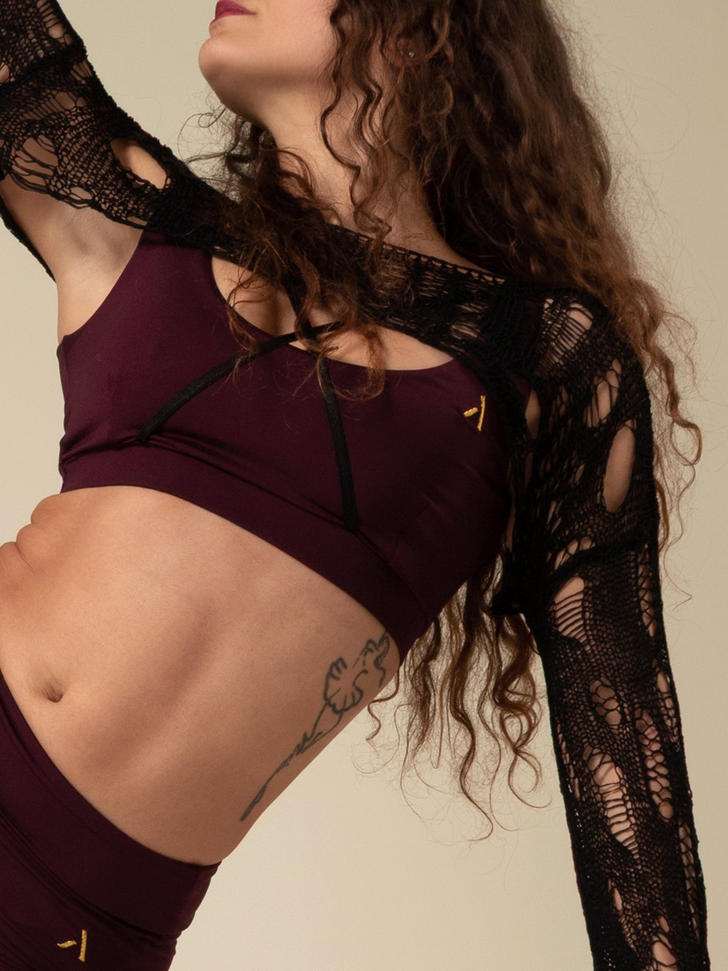 Donna in set da pole dance, top e pantaloncini, color vino