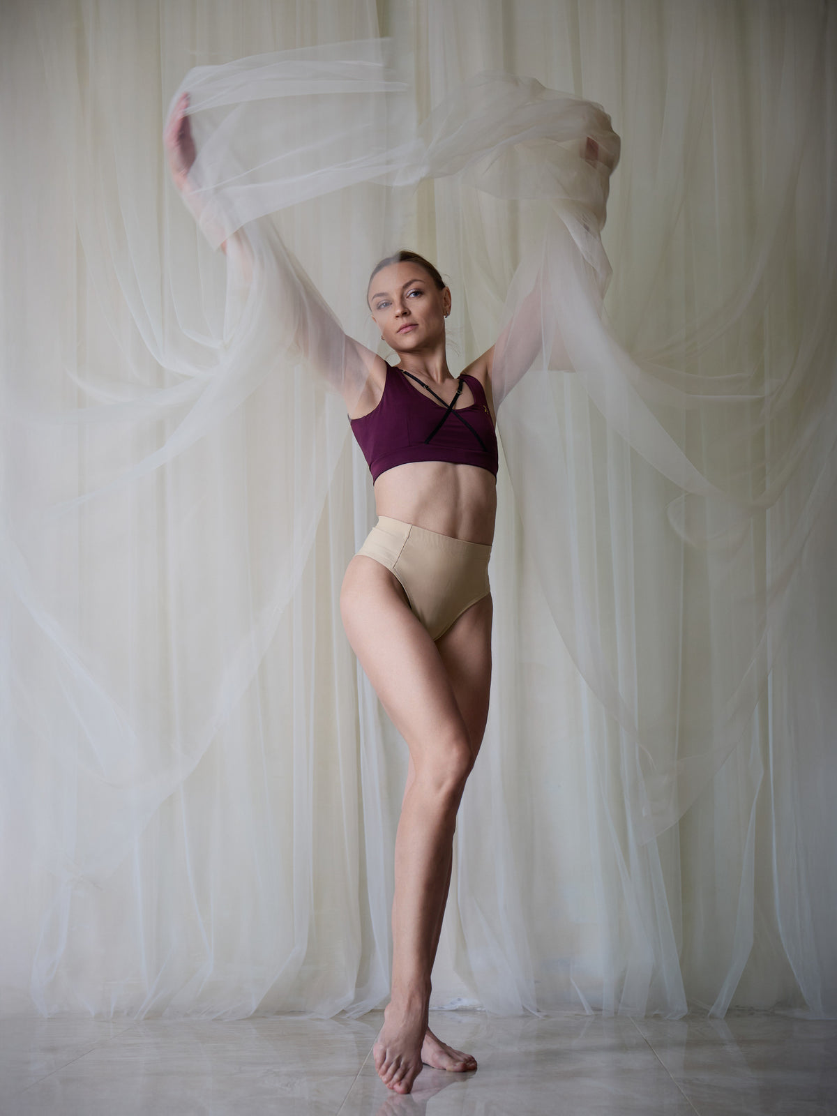 Donna in set da pole dance, top e pantaloncini, color vino