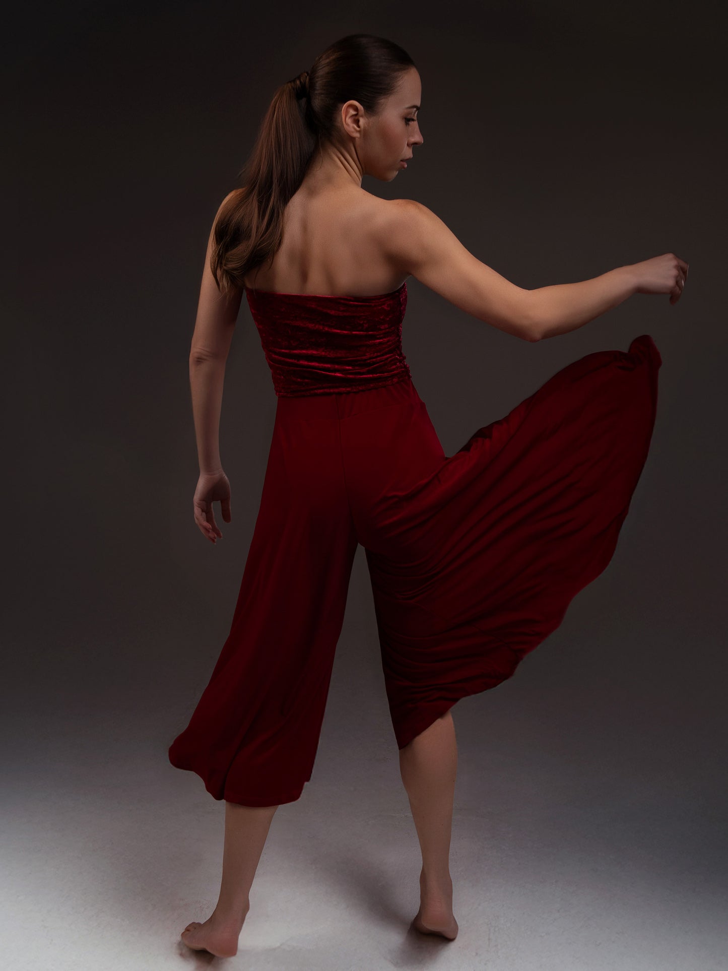 Donna in pantaloni culotte in jersey da pole dance color rosso