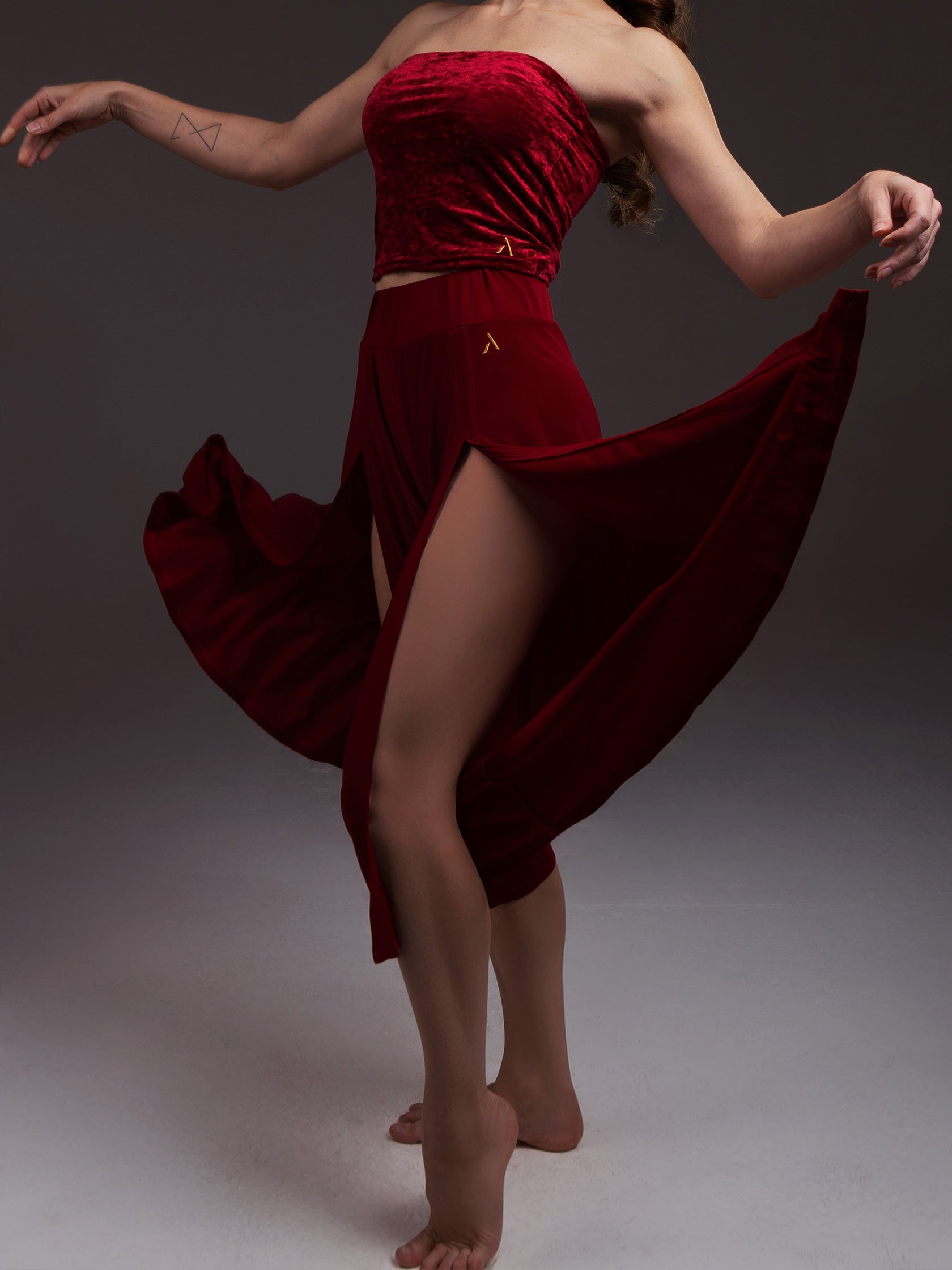 Donna in pantaloni culotte in jersey da pole dance color rosso