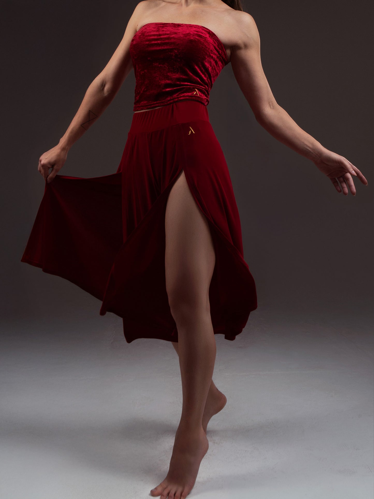 Donna in pantaloni culotte in jersey da pole dance color rosso