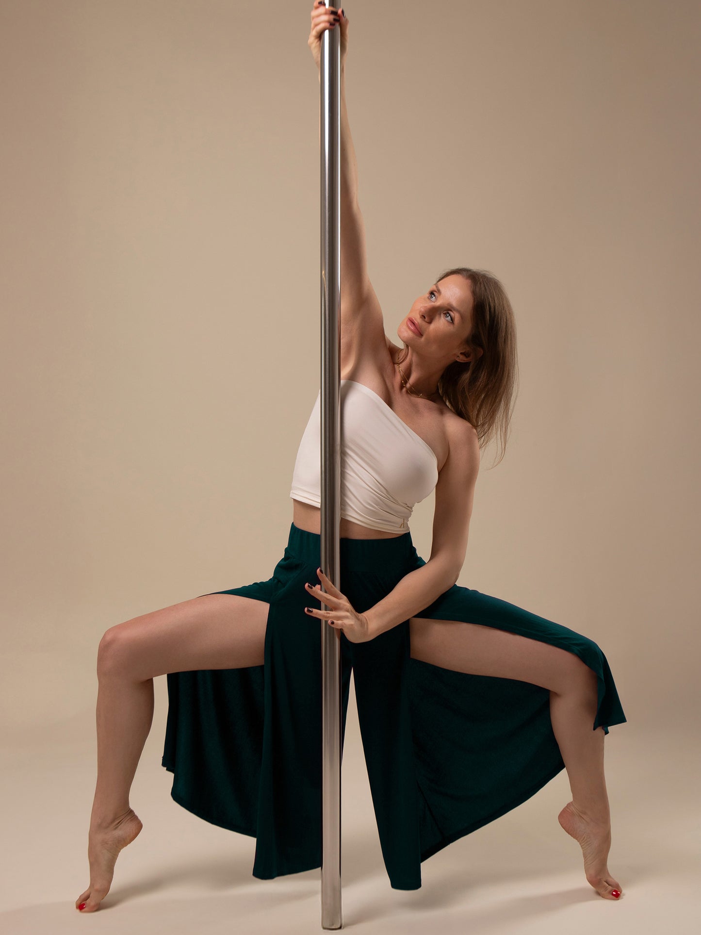 Donna sul palo in pantaloni culotte in jersey da pole dance color verde