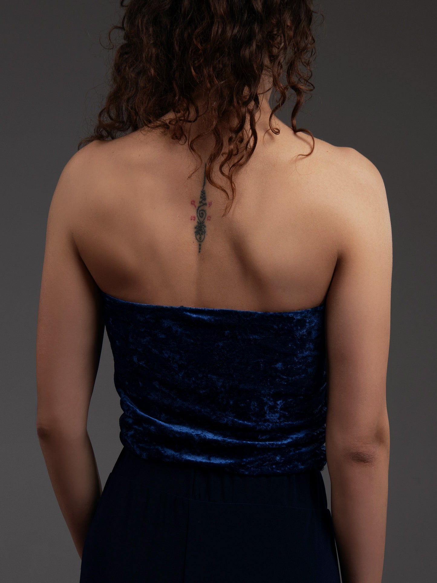 Donna in top a fascia da pole dance in velluto blu, stile lusso