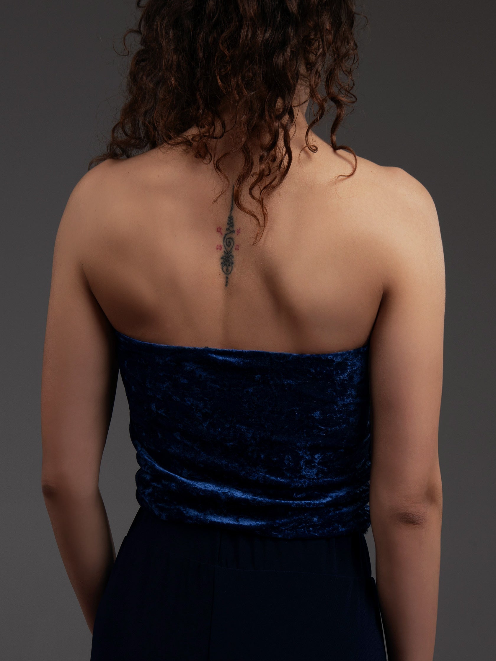 Donna in top a fascia da pole dance in velluto blu, stile lusso