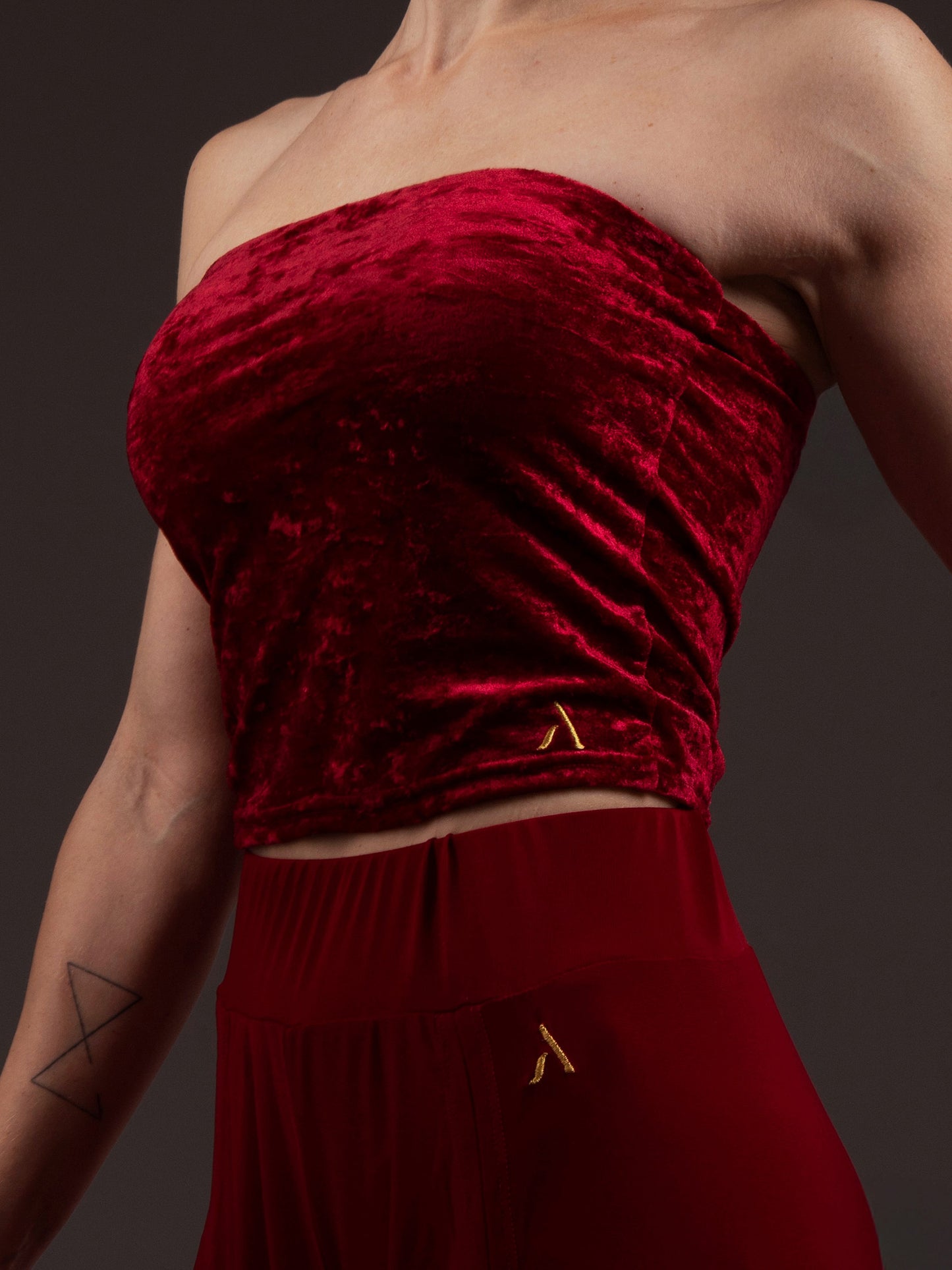 Donna in top a fascia da pole dance in velluto rosso, stile lusso