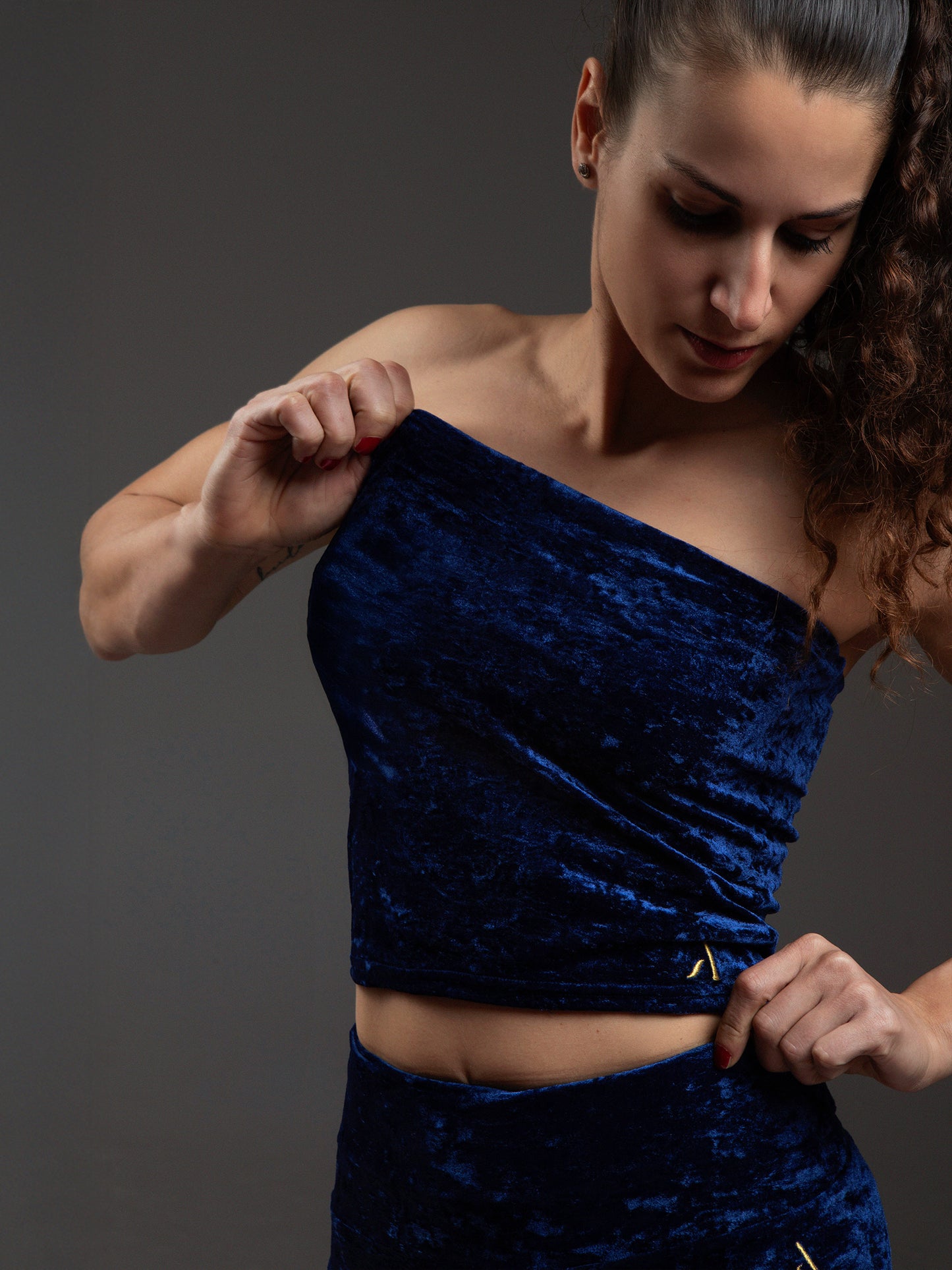 Donna in set da pole dance, top e short, in velluto blu, stile lusso