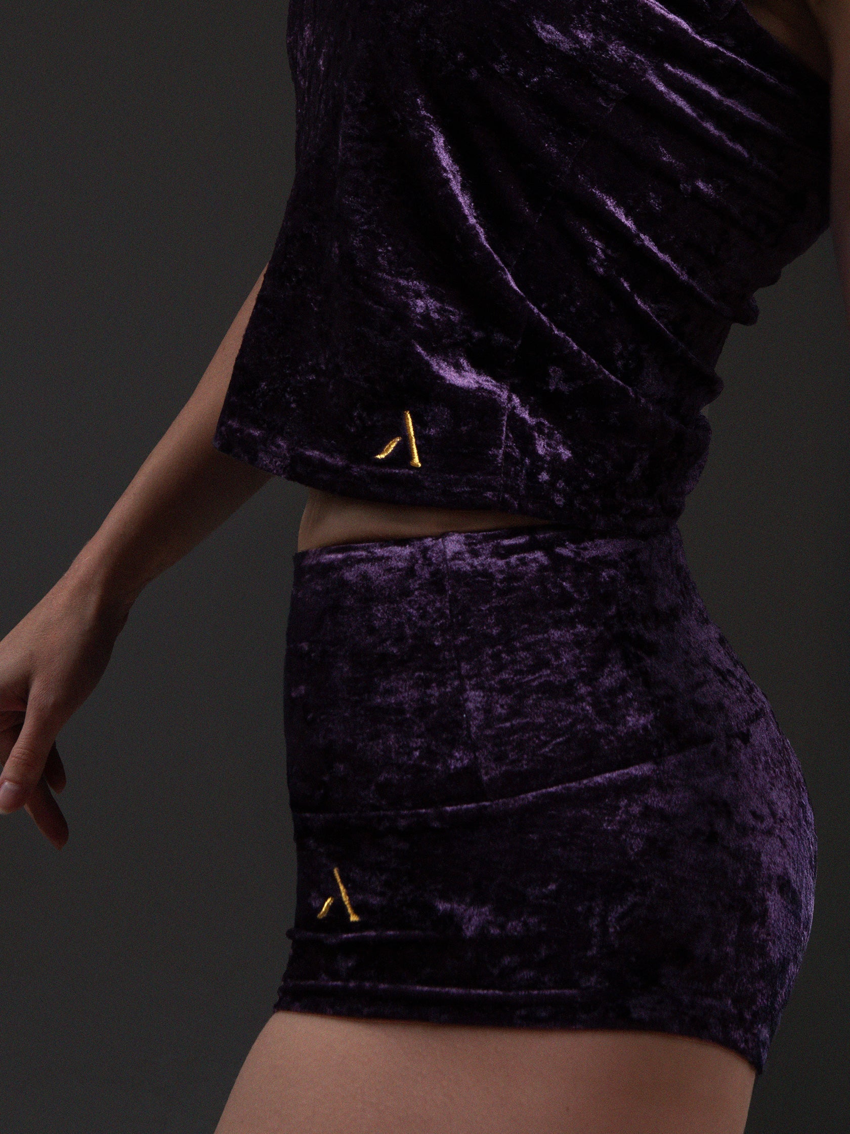 Donna in set da pole dance, top e short, in velluto viola, stile lusso