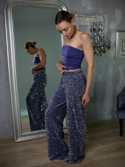 Donna in top da pole dance blu, top a fascia
