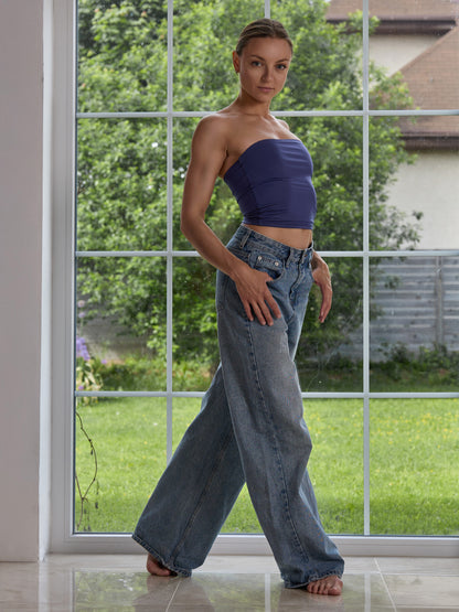 Donna in top da pole dance blu, top a fascia