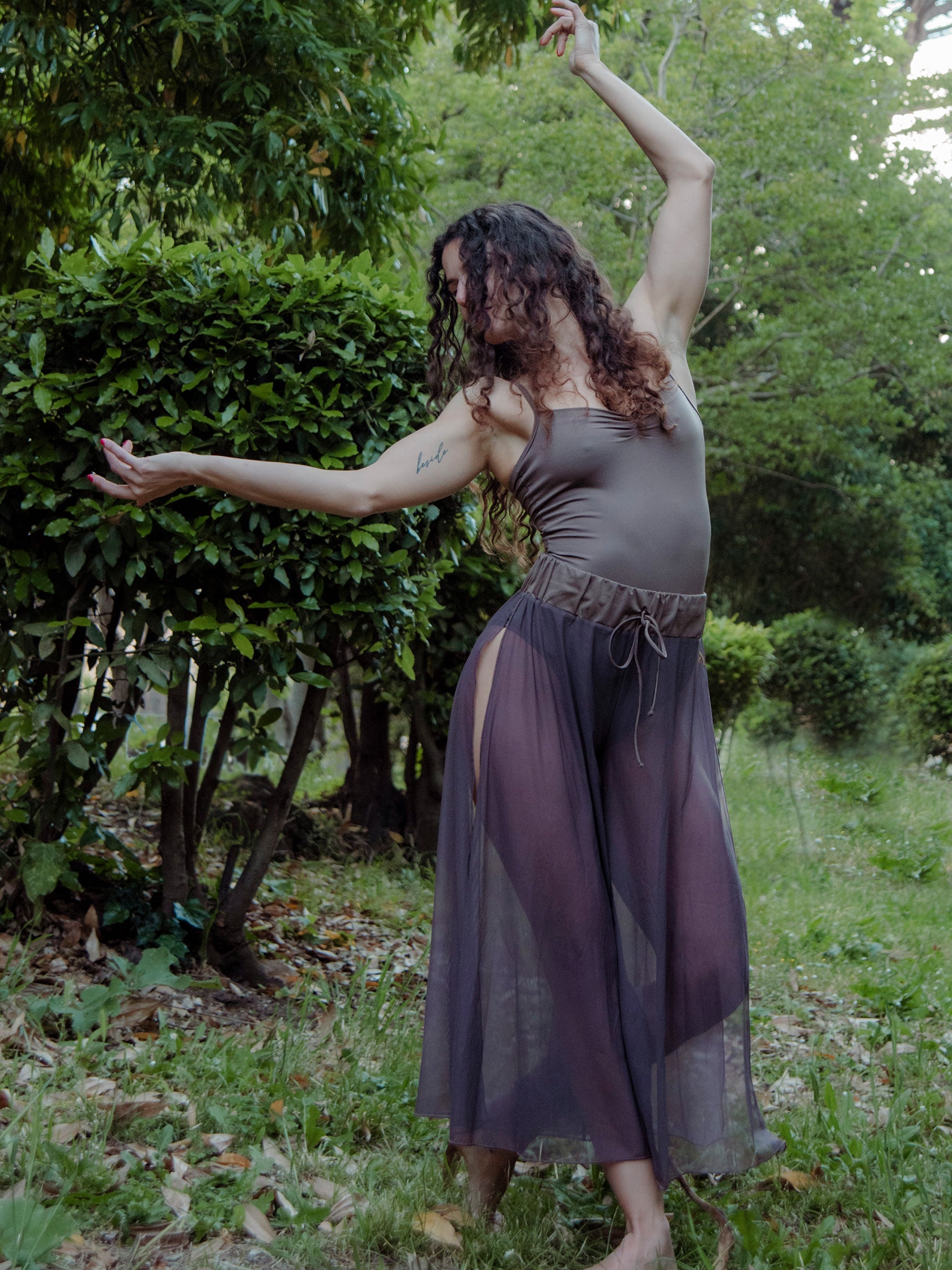 Donna in completo da pole dance morrone, body e pantaloni culotte, con taglio elegante