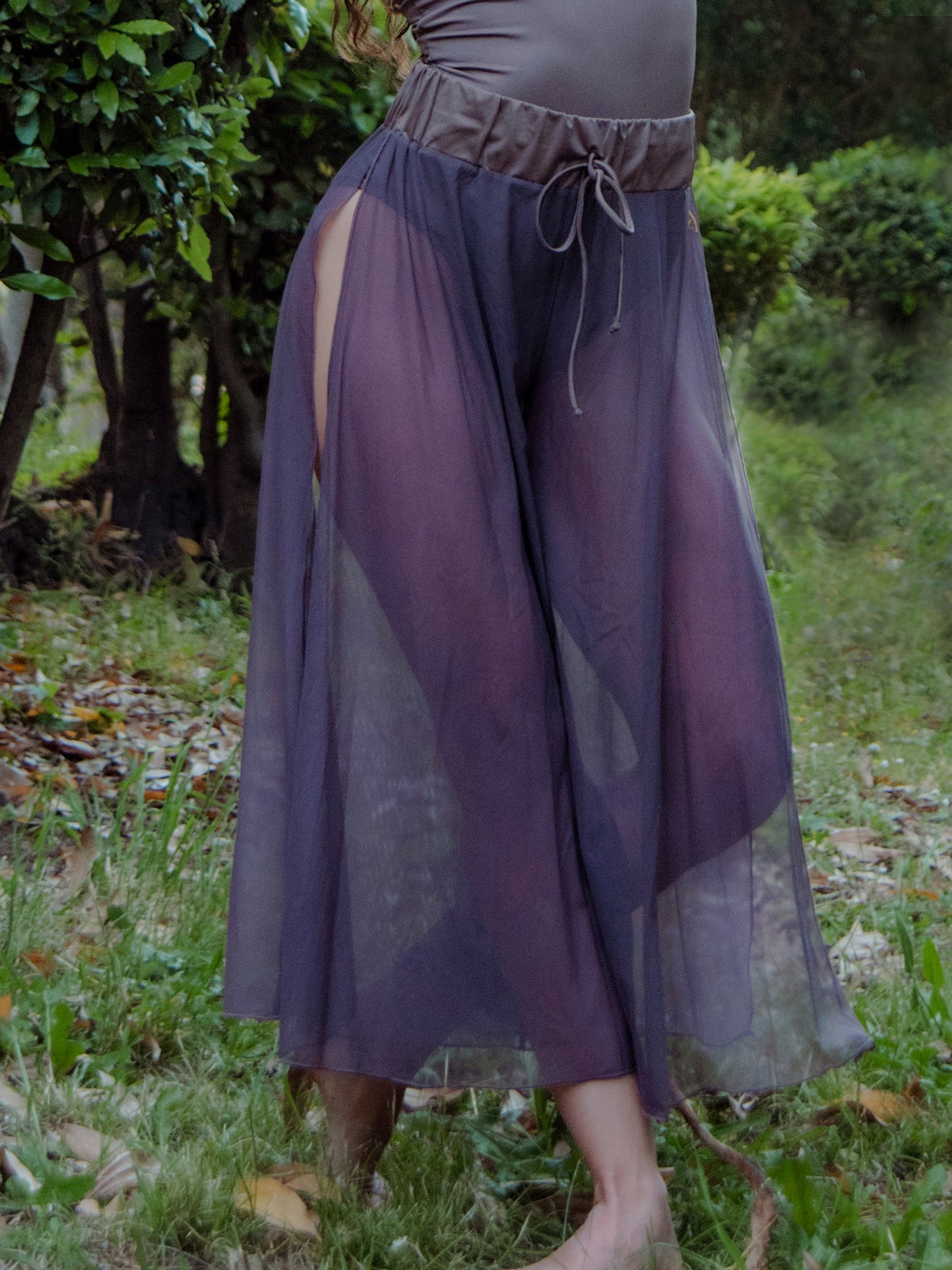 Donna in completo da pole dance morrone, body e pantaloni culotte, con taglio elegante