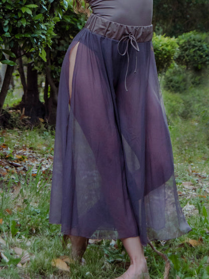 Donna in completo da pole dance morrone, body e pantaloni culotte, con taglio elegante