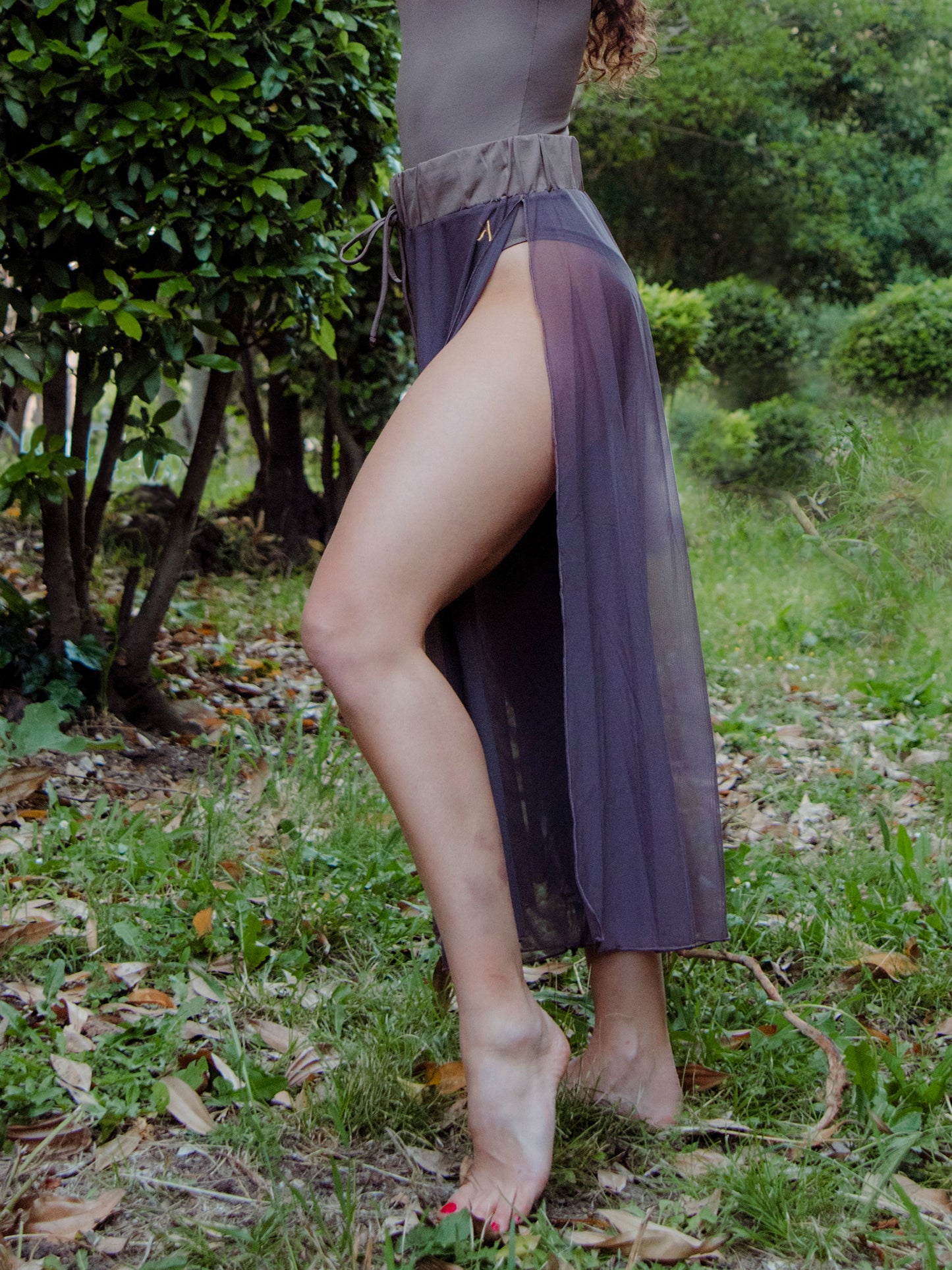 Donna in completo da pole dance morrone, body e pantaloni culotte, con taglio elegante