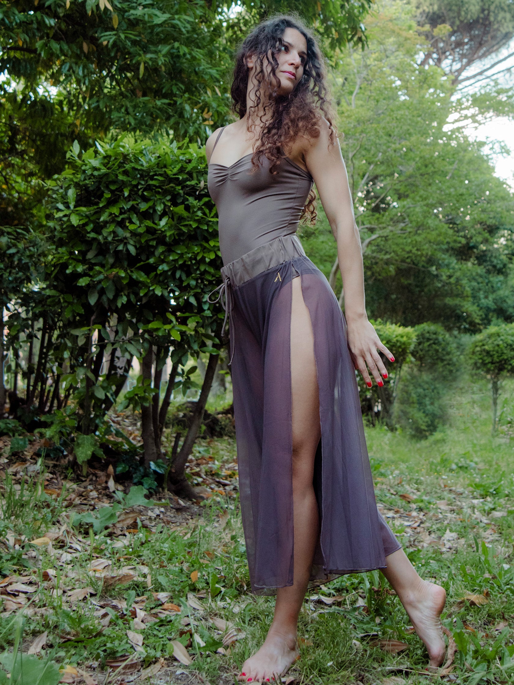 Donna in completo da pole dance morrone, body e pantaloni culotte, con taglio elegante